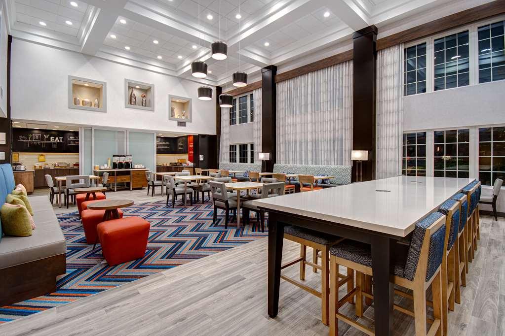 Hampton & Hotel