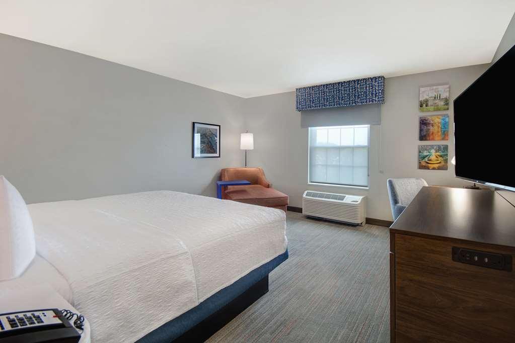 Hampton & Hotel